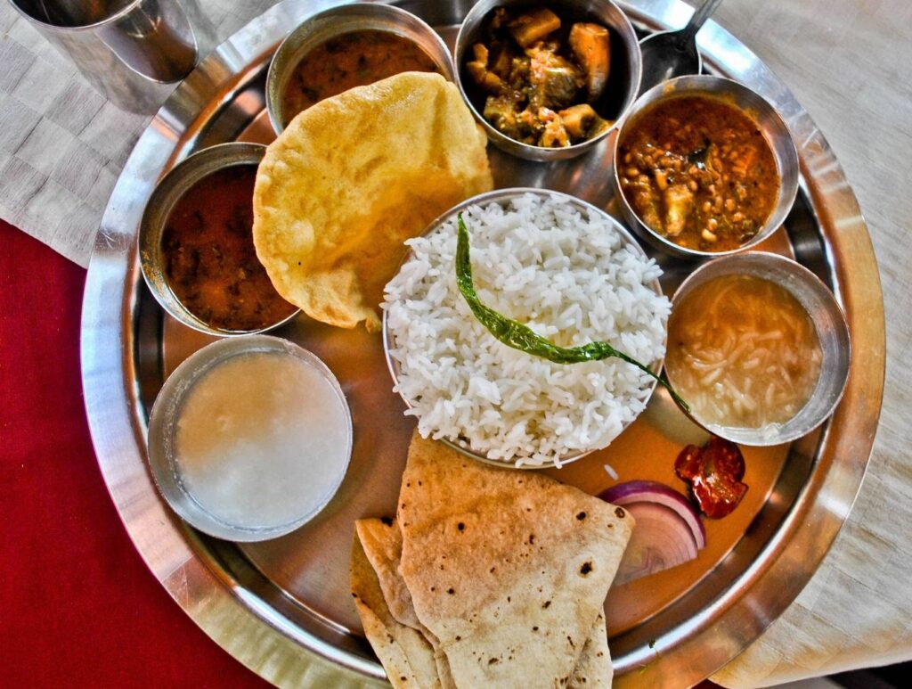 Etiqueta en la Mesa India: Tradición y Estilo