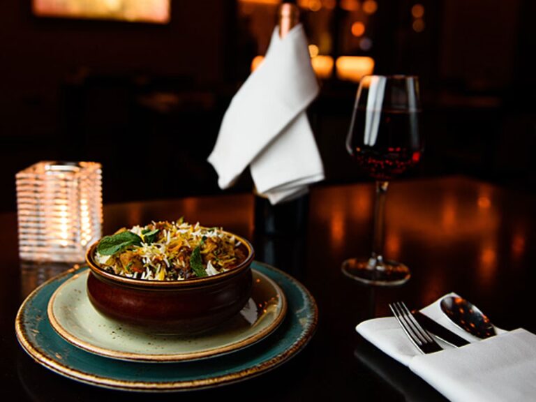 Vino y Comida India: La Gu&iacute;a de Maridaje Definitiva