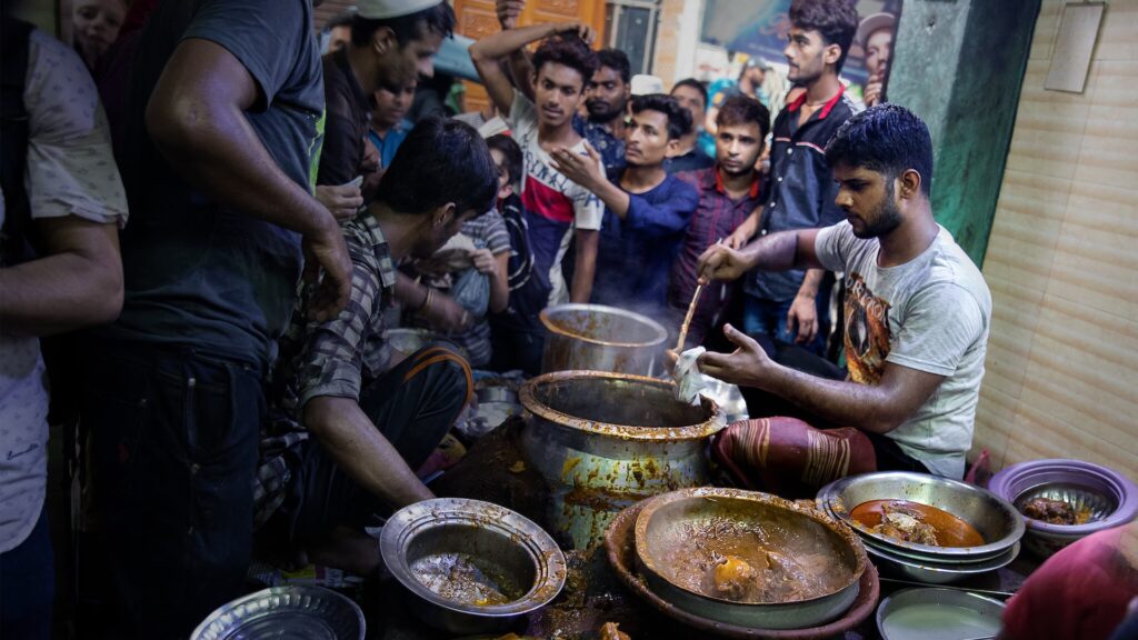 Sabores en la Pantalla: La Comida India en ‘Yo Nunca’
