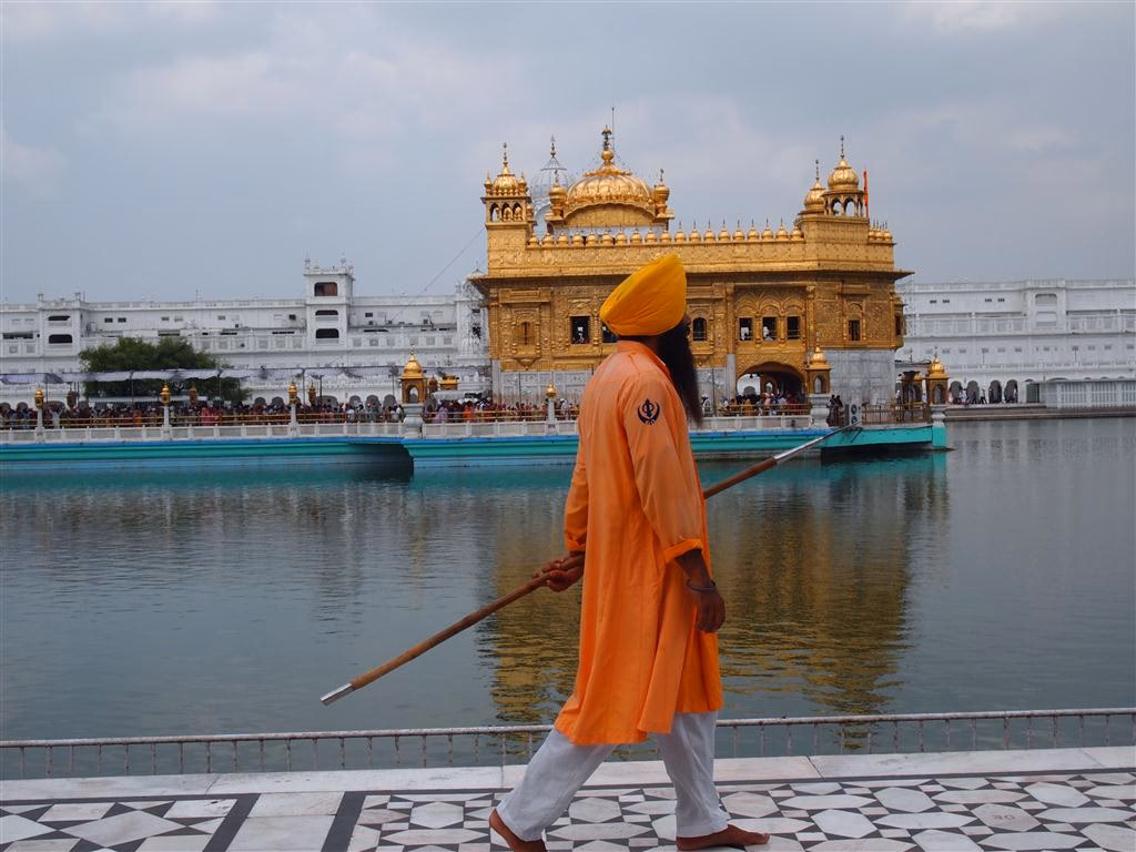 &iquest;Qu&eacute; templo ofrece comida en el suelo?